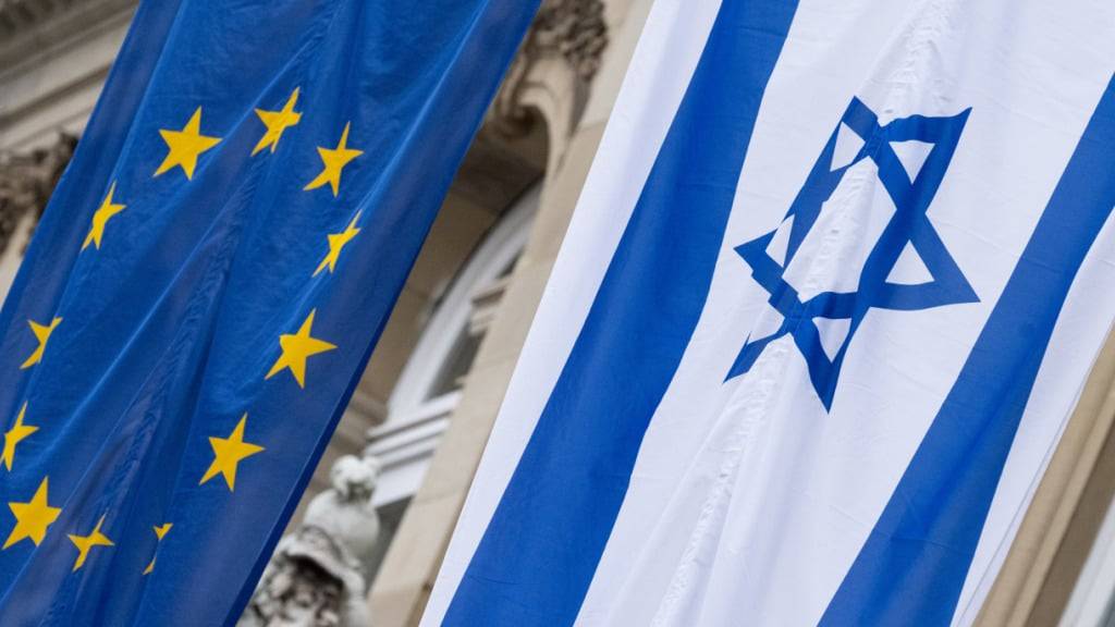 ARCHIV - Die Flagge Israels hängt vor dem Neuen Schloss neben der Flagge der EU. Foto: Marijan Murat/dpa
