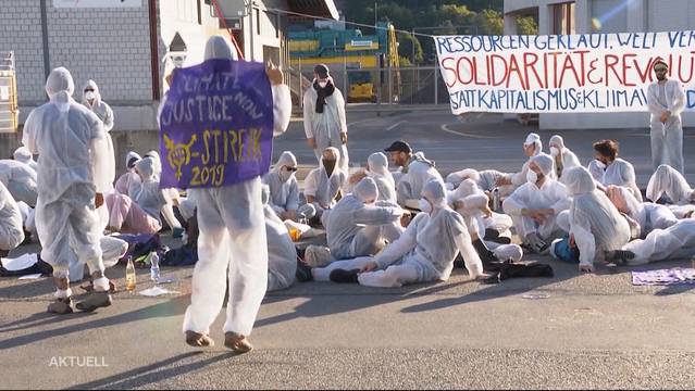 Demonstranten blockieren Ölhafen in Birsfeld