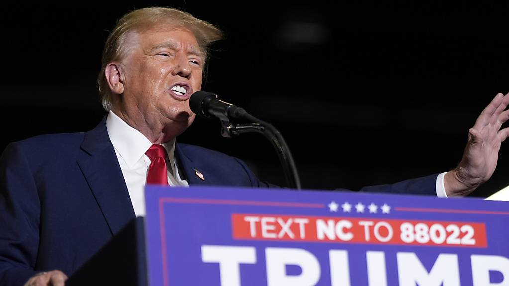 Donald Trump, ehemaliger US-Präsident und Bewerber um die Präsidentschaftskandidatur der Republikaner, spricht während einer Wahlkampfveranstaltung in Greensboro.