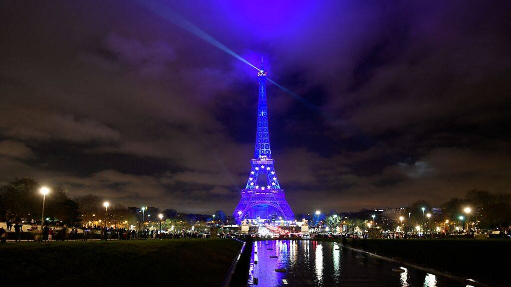 Der Eiffelturm leuchtet in der Silvesternacht blau anlässlich der französischen EU-Ratspräsidentschaft. Frankreich hat mit dem Jahreswechsel in der Europäischen Union den Vorsitz des Ministerrats übernommen.