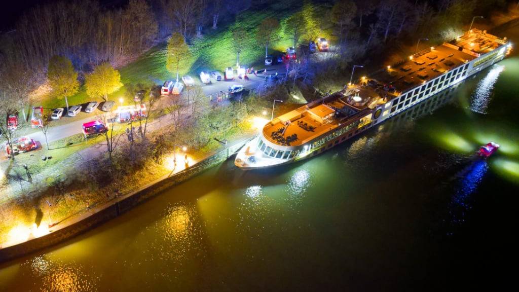 Ein bulgarisches Kreuzfahrtschiff ist in der Nacht auf Samstag in Aschach an der Donau in einem Schleusenbereich gegen eine Betonmauer geprallt.