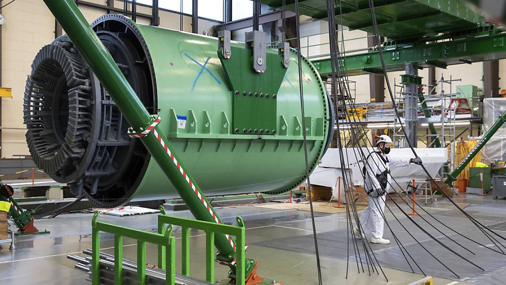 Ein Mitarbeiter überwacht die Aushebung eines Generators aus dem Maschinenraum des AKW Mühleberg (Archivbild)