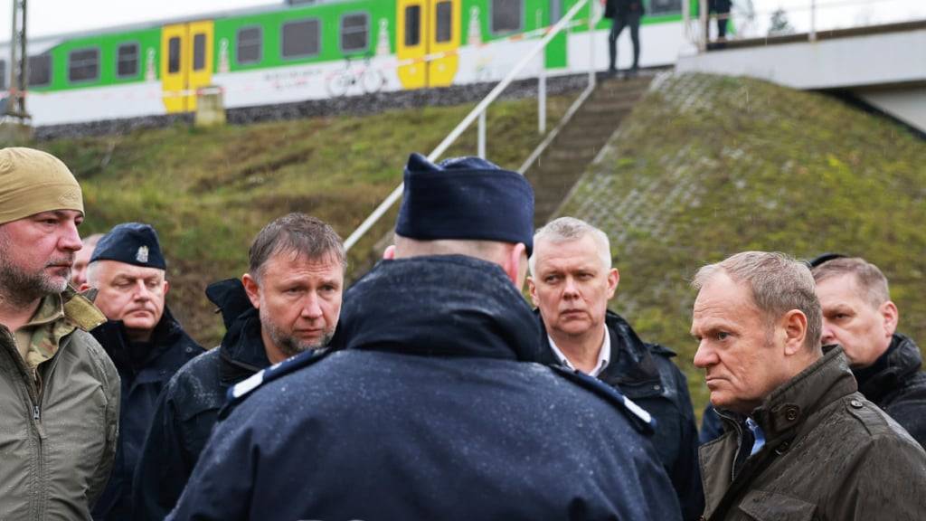 Polens Ministerpräsident Donald Tusk (2.v.r) besichtigt die durch Sabotage beschädigte Eisenbahnstrecke Mika in der Nähe von Deblin (Woiwodschaft Lublin). Foto: KPRM/AP/dpa