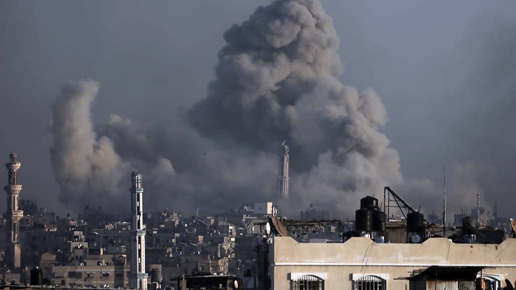 Rauch steigt nach israelischen Bombardierungen in Chan Junis auf. Foto: Mohammed Dahman/AP/dpa