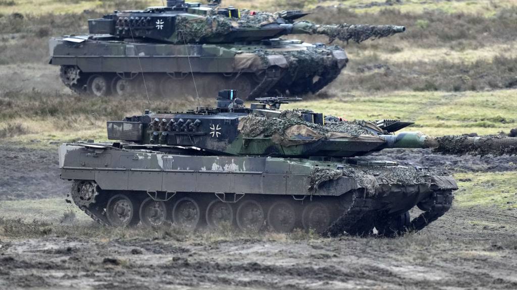 Der deutsch-französische Rüstungskonzern KNDS geht an die Börse. Die Aktien des Herstellers von Kampfpanzern wie dem Leopard 2 sollen in Frankfurt und Paris platziert werden. (Archivbild)
