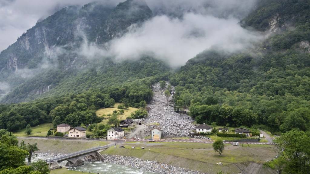 Die Ufer der Moesa bei Sorte sind wiederhergestellt, doch die Wunde, die der Murgang vom 21. Juni 2024 hinterlassen hat, ist noch deutlich sichtbar.