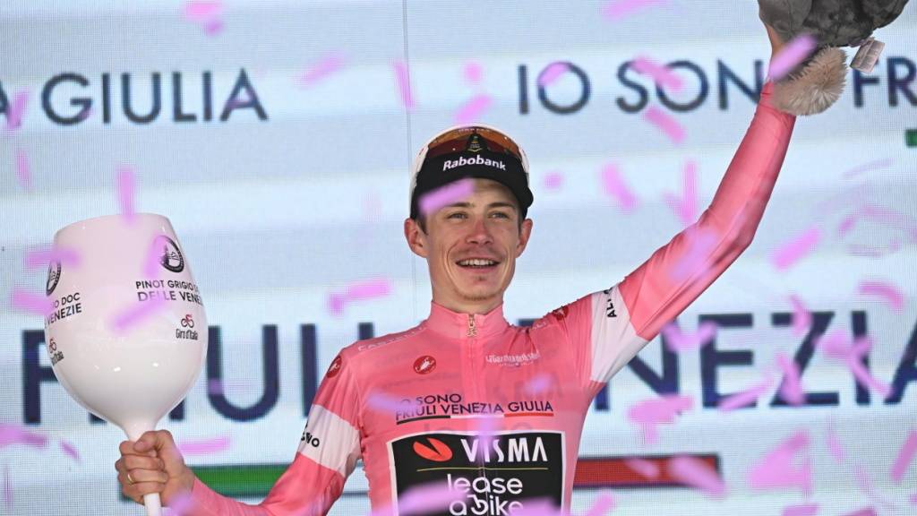 Winkt erstmals im Rosa Trikot vom Siegerpodest: Jonas Vingegaard
