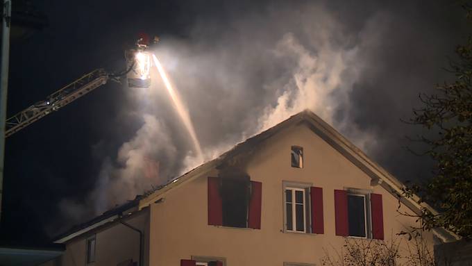 Mehrfamilienhaus in Brand – Grosseinsatz der Feuerwehr