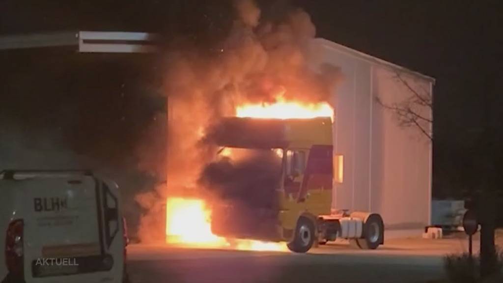 Bus und LKW in Flammen: Im Fricktal brennt ein LKW, in Hausen ein Linienbus