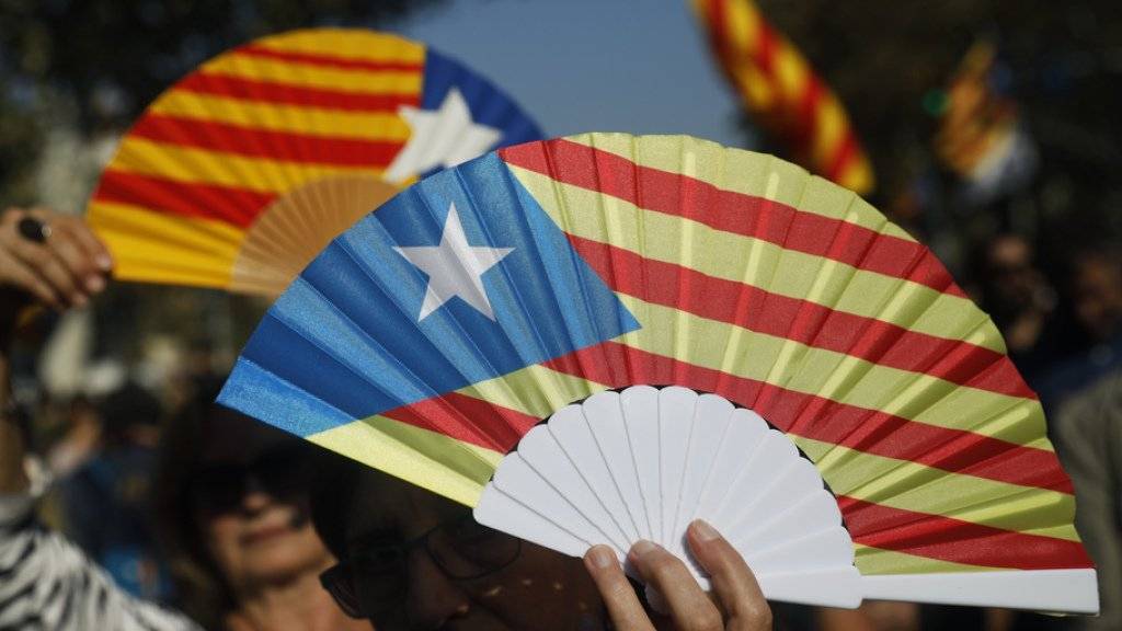Demonstranten mit Fächern in den Farben der katalanischen Flagge protestieren in Barcelona. Das Parlament Kataloniens hat am Freitag die Unabhängigkeit von Spanien erklärt.