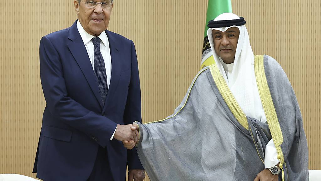 HANDOUT - Der russische Außenminister Sergej Lawrow (l) und der Generalsekretär des Golfkooperationsrates Jasem Mohamed Albudaiwi in Riad. Foto: ---/Russian Foreign Ministry Press Service/AP/dpa - ACHTUNG: Nur zur redaktionellen Verwendung im Zusammenhang mit der aktuellen Berichterstattung und nur mit vollständiger Nennung des vorstehenden Credits