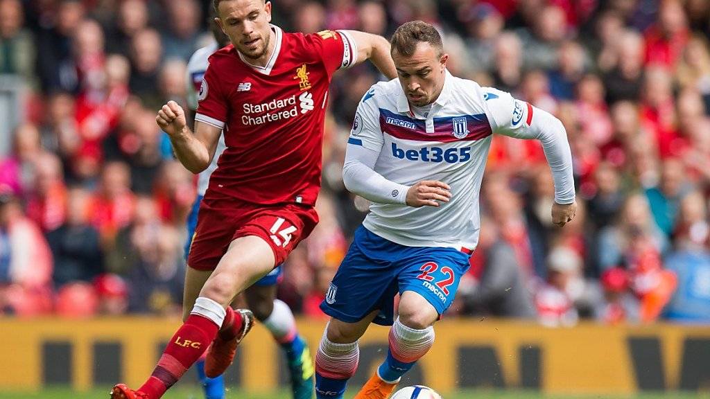 Hier Gegner, aber vielleicht schon bald Teamkollegen: Xherdan Shaqiri (im weissen Dress von Stoke) im Duell mit Liverpools Captain Jordan Henderson