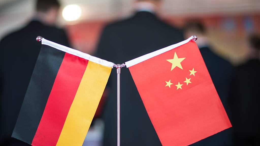 ARCHIV - Eine chinesische und eine deutsche Flagge stehen am bei einem Empfang in Hefei (China). Foto: picture alliance/Ole Spata/dpa