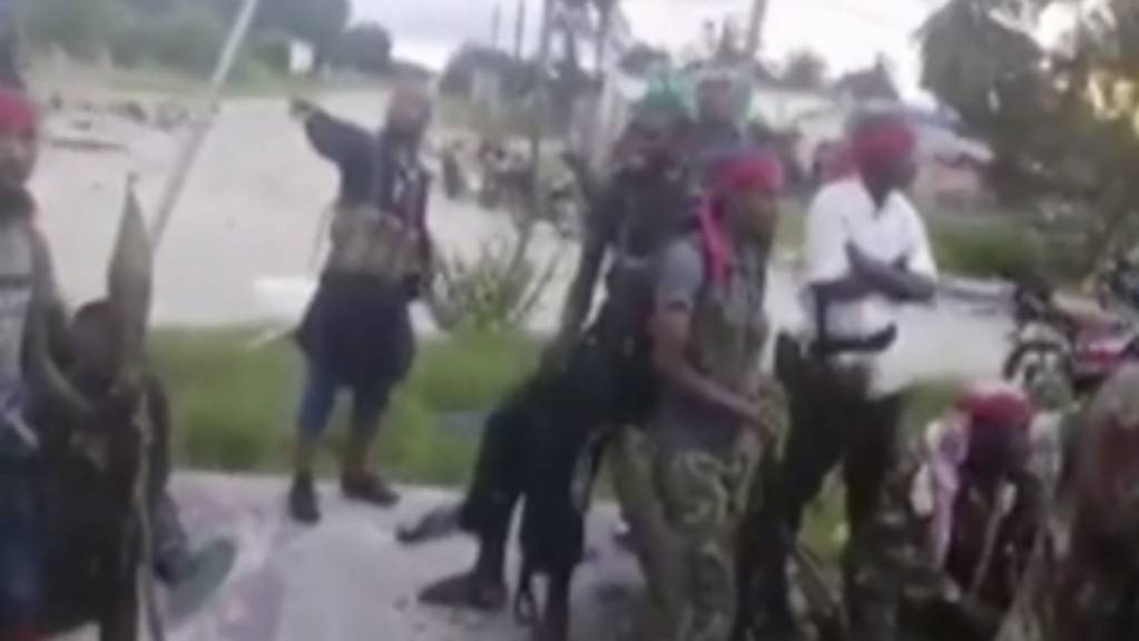 Mutmassliche Kämpfer, die in der nordmosambikanische Küstenstadt wüteten, sind versammelt. Nach den tagelangen Kämpfen werden immer mehr Details über das brutale Vorgehen der Angreifer bekannt.