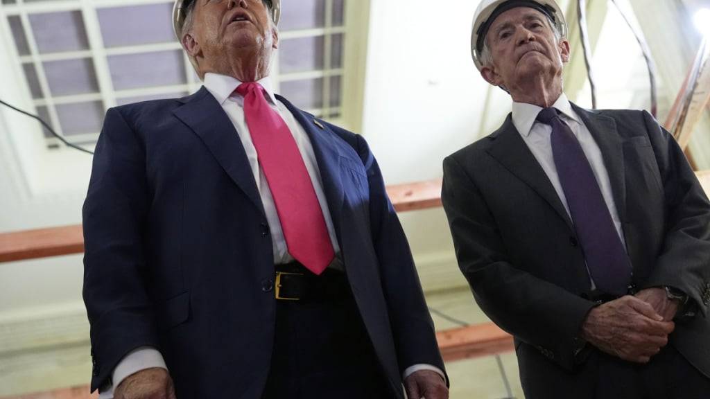 US-Präsident Donald Trump spricht während eines Besuchs bei der US-Notenbank, während Notenbankchef Jerome Powell zuhört.