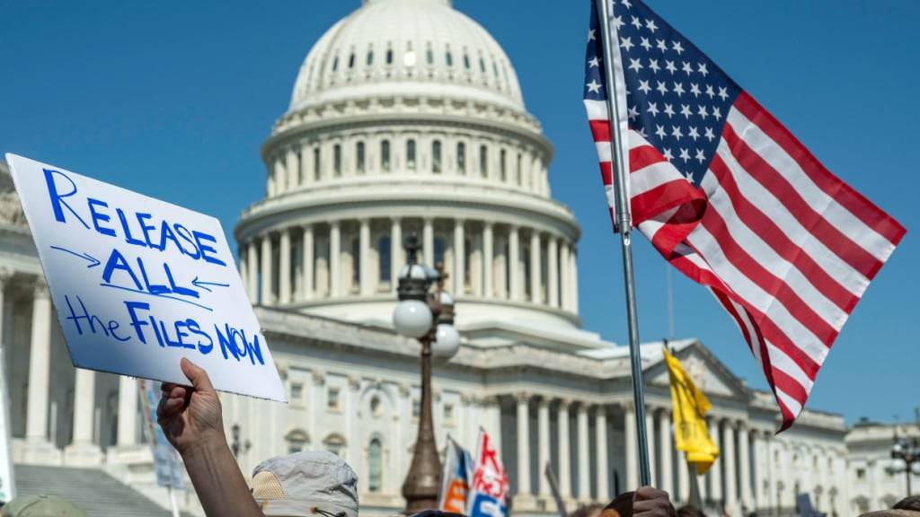 ARCHIV - Demonstranten versammeln sich vor dem US-Kapitol. Foto: Kevin Wolf/AP/dpa