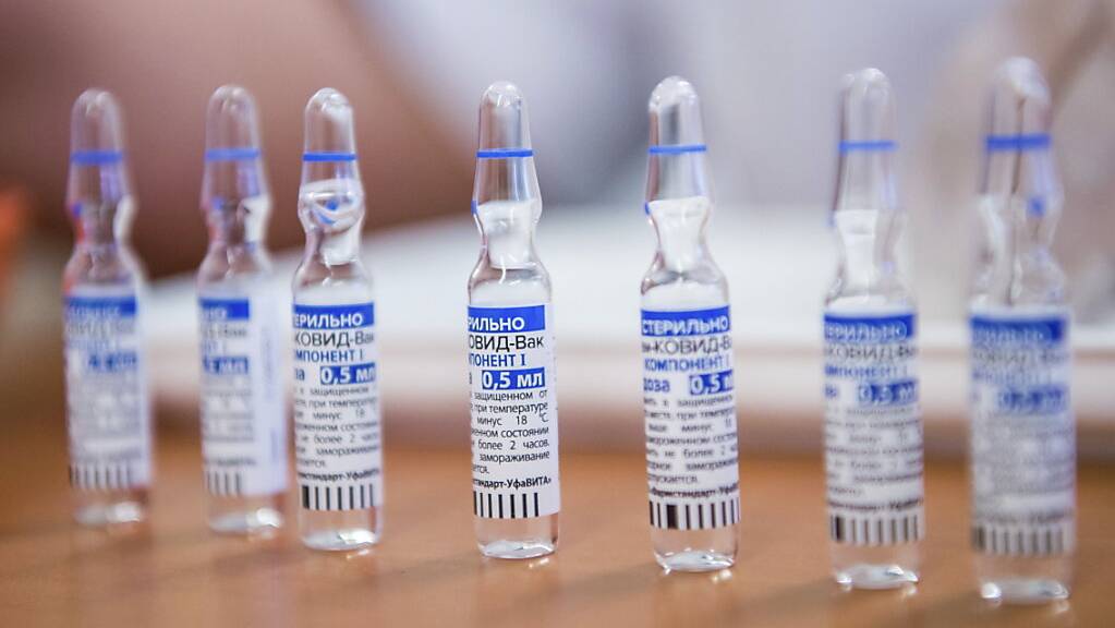 Ampullen mit dem russischen Corona-Impfstoff Sputnik V stehen auf einem Tisch. Weltweit haben mehr als 20 Millionen Menschen mindestens eine Injektion mit dem Impfstoff bekommen. Foto: Zoltan Balogh/MTI/AP/dpa