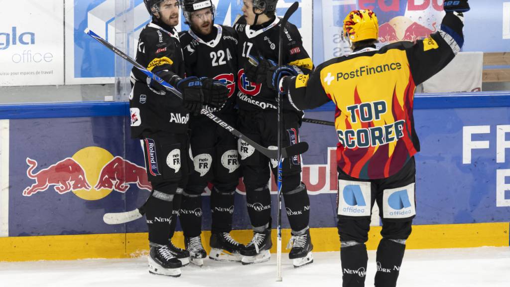 Fribourgs Paradeformation mit Christoph Bertschy (Nr. 22) und Attilio Biasca (Dritter von links) erzielte die ersten zwei Tore und entschied somit die Partie