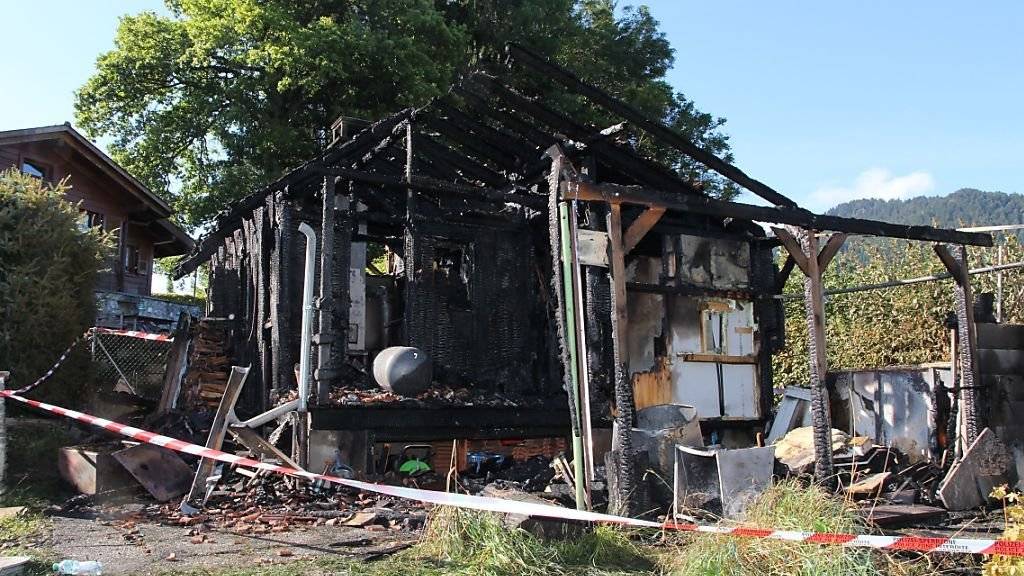 Nach dem Brand eines Wohnhauses im Kanton Freiburg hat die Polizei einen mutmasslichen Brandstifter gefasst. Das Haus wurde von den Flammen vollständig zerstört.