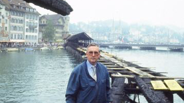 Josef Ritler 1993 betrübt auf der Brandruine.