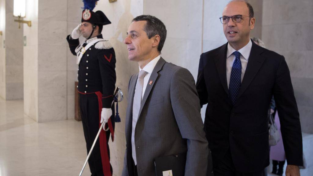 Aufgrund seiner Herkunft wählte der neue Aussenminister Ignazio Cassis  Italien als erstes Reiseziel seiner Amtszeit auf. Das Treffen mit Aussenminister Angelino Alfano (rechts) bezeichnete er als äusserst freundschaftlich.