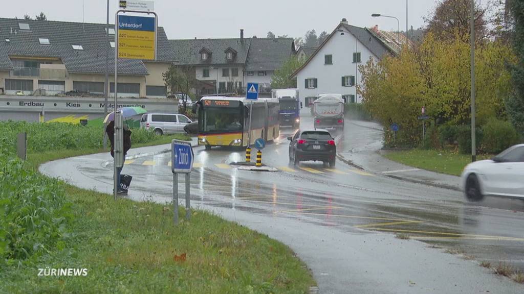 Postauto verliert Rad während der Fahrt