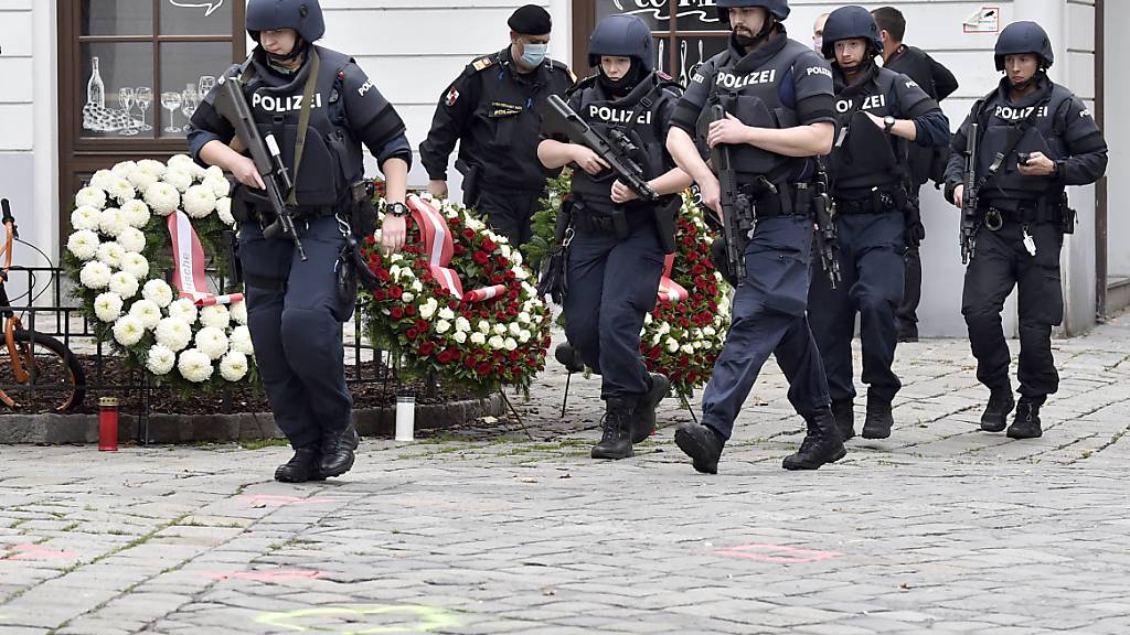 Polizisten am Tag nach dem Anschlag nahe des Tatorts. Foto: Hans Punz/APA/dpa