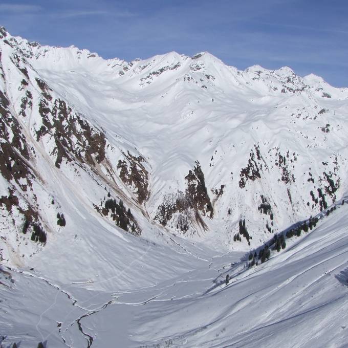 Zwei Berner Skitourengänger sterben bei Lawinenunfall