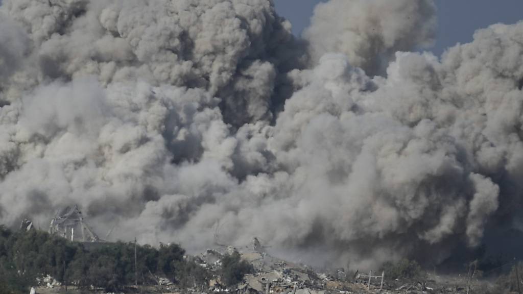 dpatopbilder - Rauch steigt nach einem israelischen Angriff auf den Gazastreifen auf. Foto: Leo Correa/AP