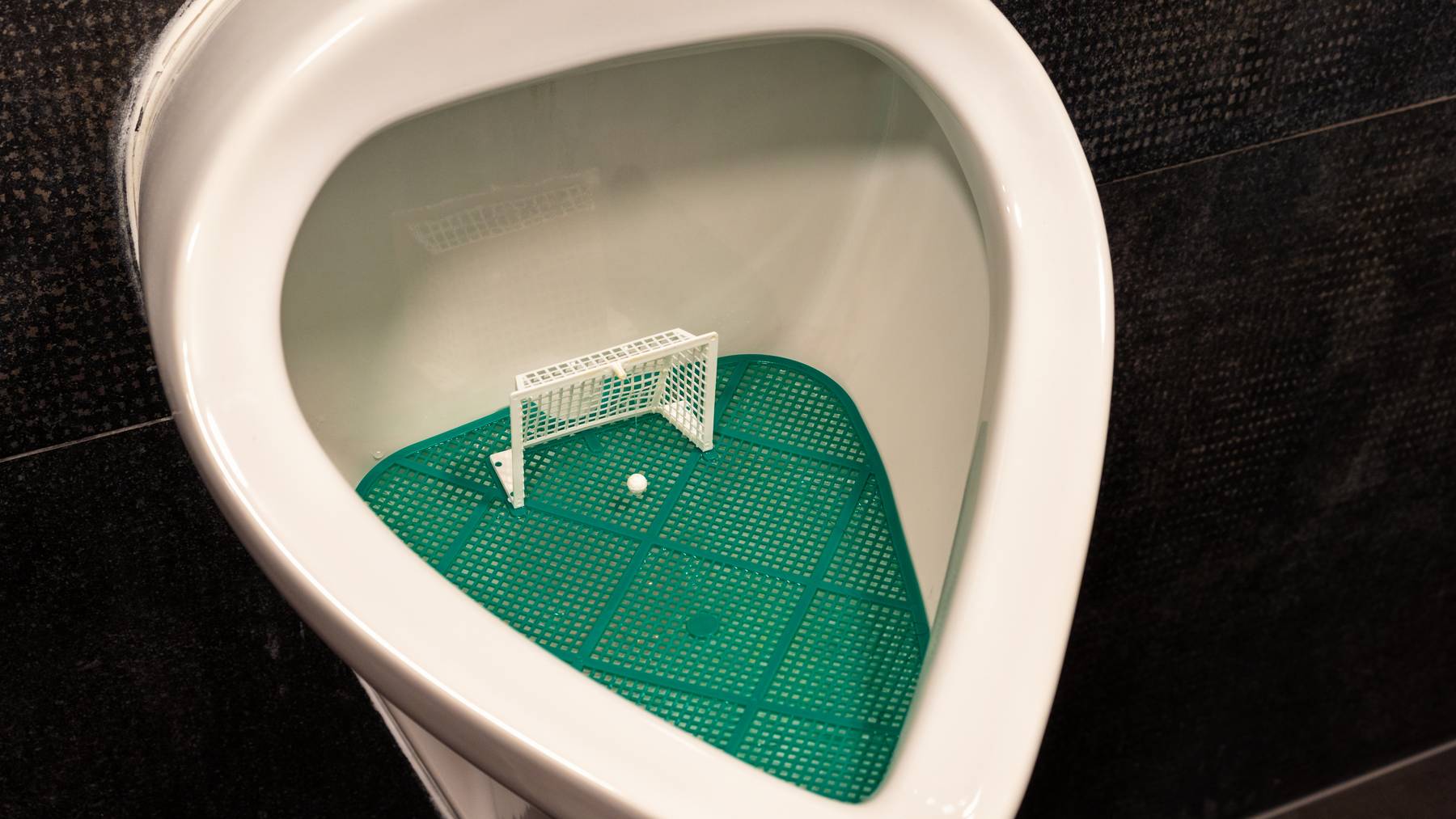 Fussballtor-Klo Pissoir Toilette Fussball Stadion WC Pinkeln Symbolbild