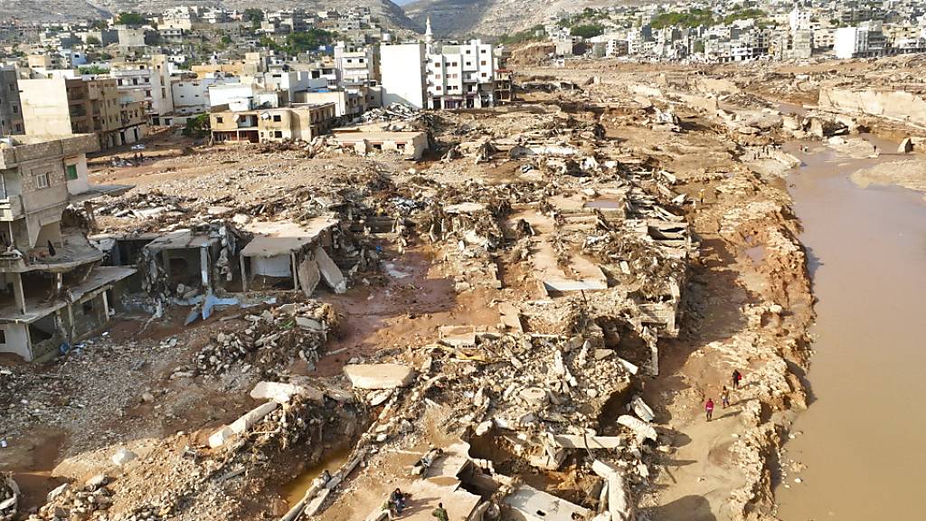 ARCHIV - Die verwüstete Hafenstadt Darna. Im Jahr 2023 ist die Klimakrise in aller Welt zu spüren gewesen. Foto: Jamal Alkomaty/AP/dpa