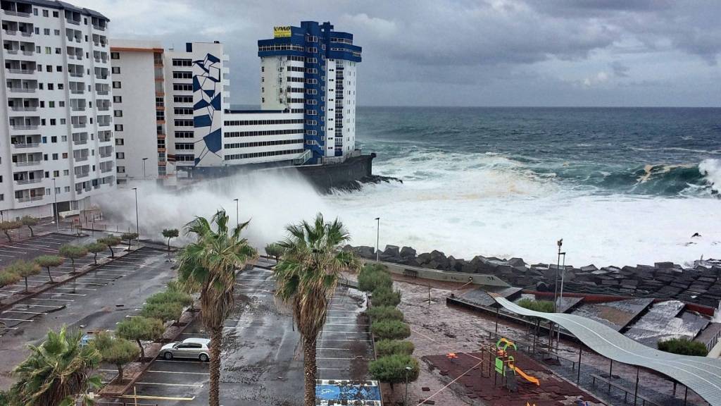 ARCHIV - Hohe Wellen treffen auf die Nordwestküste von Teneriffa. Foto: Cedida/Europa Press/dpa