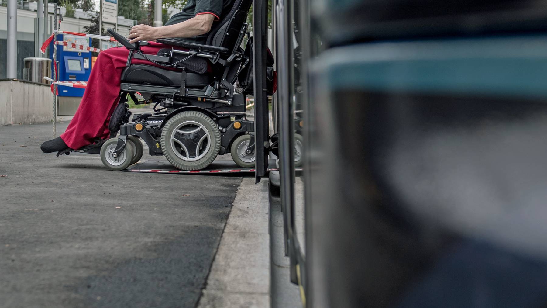 behindertengerechte Bushaltestelle Rollstuhl ÖV