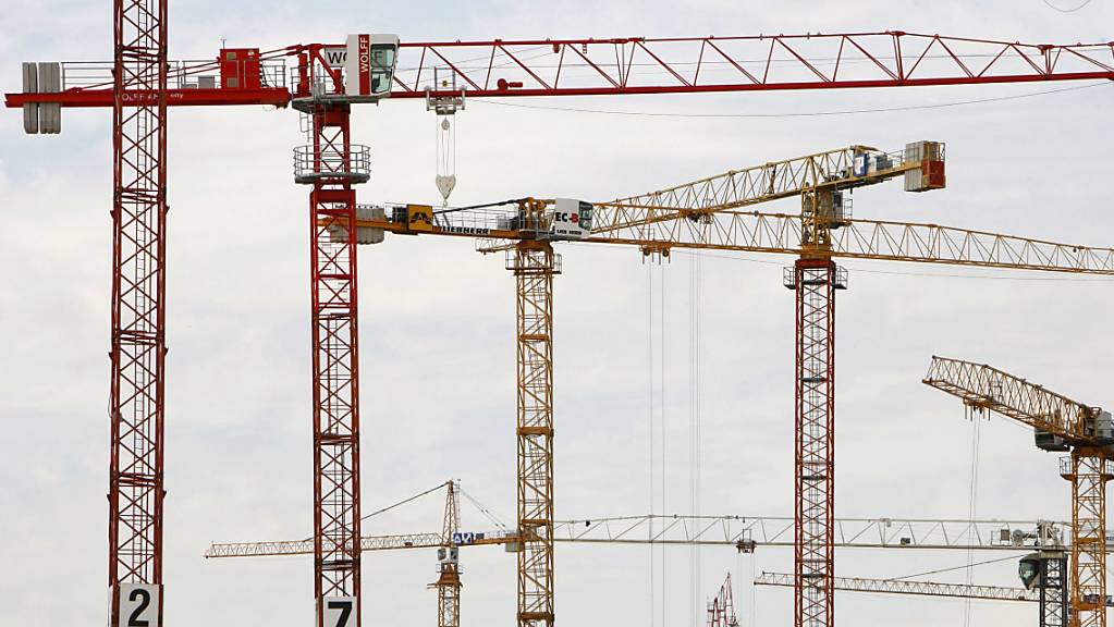 Die Wirtschaft in Deutschland profitiert nicht zuletzt von dem derzeitigen Bauboom. (Archivbild)