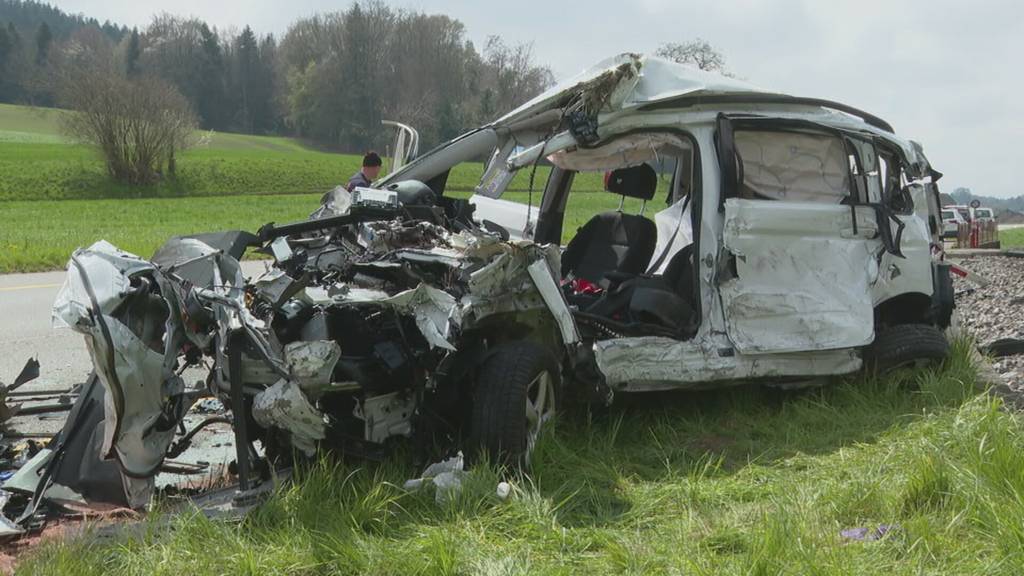Auto kollidiert in Gasel mit einem BLS Zug