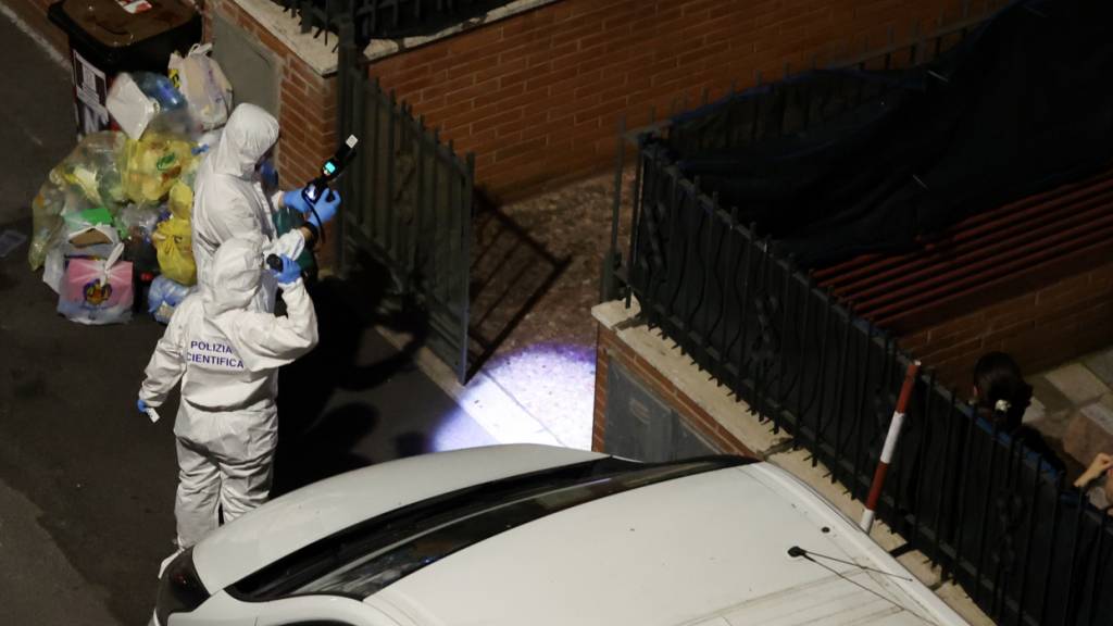 Die Spurensicherung ist an einem Haus in Rom im Einsatz. Ein Ehepaar und ihre kleine Tochter sind in ihrer Wohnung mit einer Machete umgebracht worden. Foto: Francesco Benvenuti/LaPresse via ZUMA Press/dpa