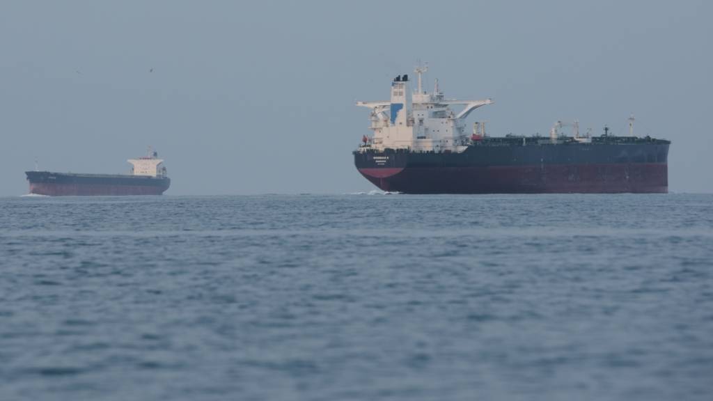 Tanker ankern in der Straße von Hormus vor der Küste der Insel Qeschm. Foto: Asghar Besharati/AP/dpa