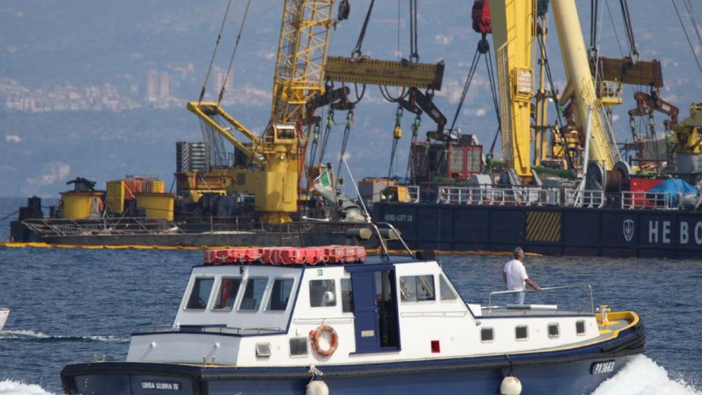 Bergungsarbeiten vor der Insel Sizilien. Foto: Lo Bianco/LaPresse via ZUMA Press/dpa