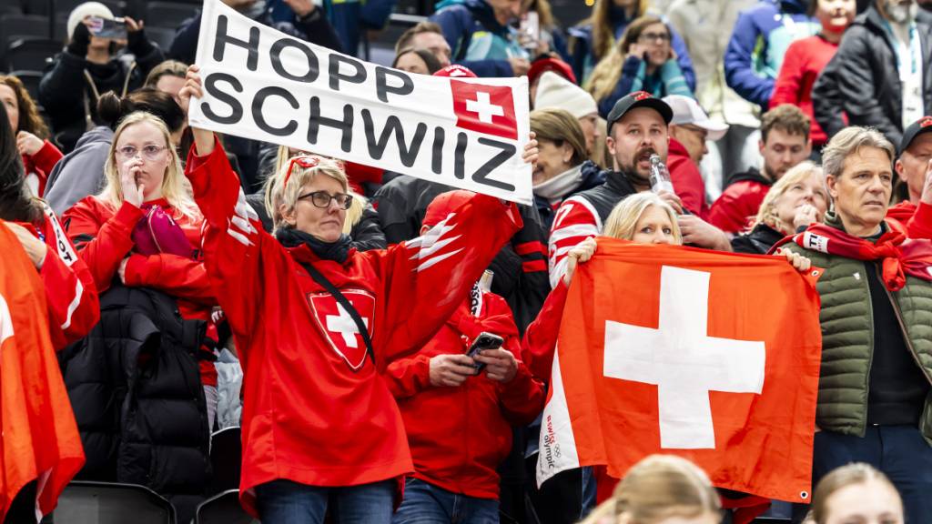 Schweizer Fans unterstützen in Mailand das Eishockey-Nationalteam