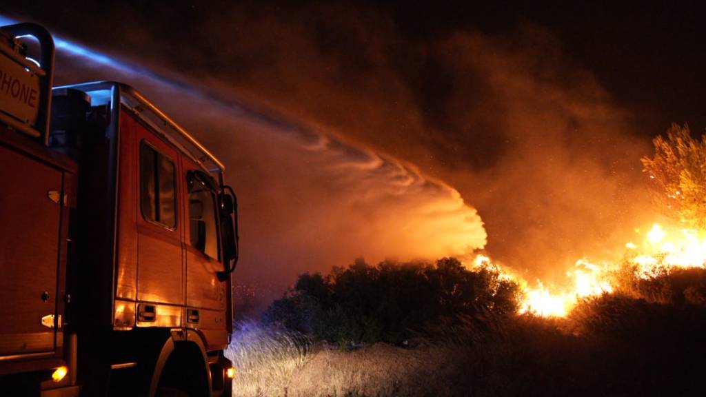 HANDOUT - Die Feuerwehr kämpft gegen einen Waldbrand in Südfrankreich. Foto: -/SDIS13/AP/dpa/Archivbild - ACHTUNG: Nur zur redaktionellen Verwendung im Zusammenhang mit der aktuellen Berichterstattung und nur mit vollständiger Nennung des vorstehenden Credits