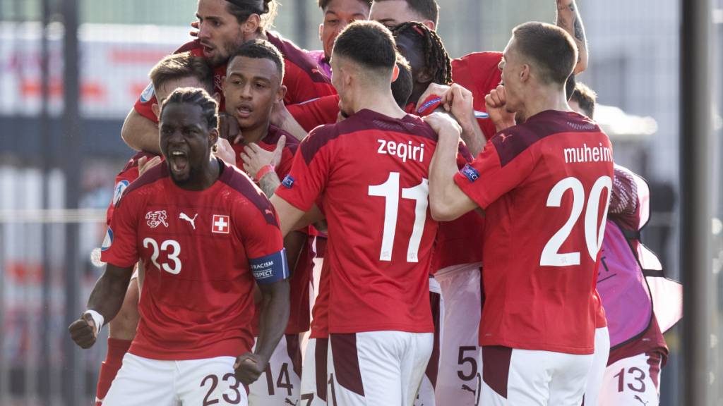 Die Schweizer feiern den Siegtreffer gegen England
