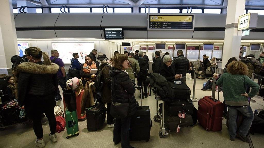 Passagiere warten im Februar am Berliner Flughäfen Tegel. Grund ist ein Warnstreik des Bodenpersonals. Am Wochenende soll nun erneut gestreikt werden.