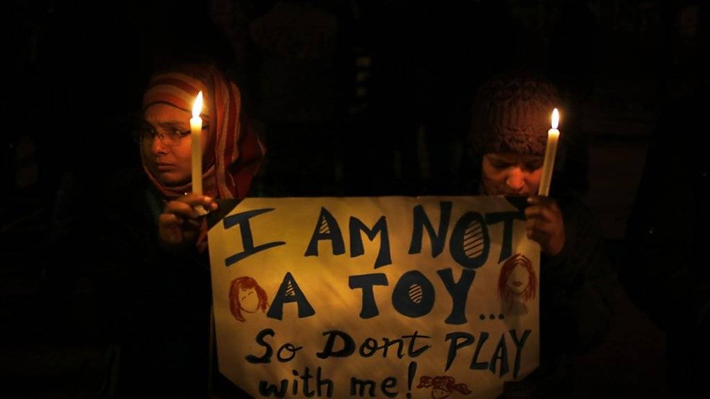 Zwei Frauen protestieren nach dem Tod eines Vergewaltigungsopfers. Zwei neue, brutale Gruppenvergewaltigungen schockieren Indien derzeit. (Archiv)