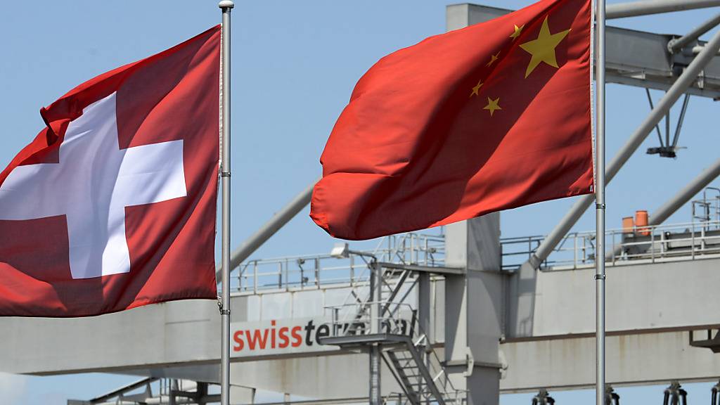 Freihandelsabkommen und aussenwirtschaftliche Öffnung fördern laut OECD die Widerstandsfähigkeit eines Landes im globalen Wettbewerb. (Archivbild vom Rheinhafen in Basel mit chinesischer Flagge)