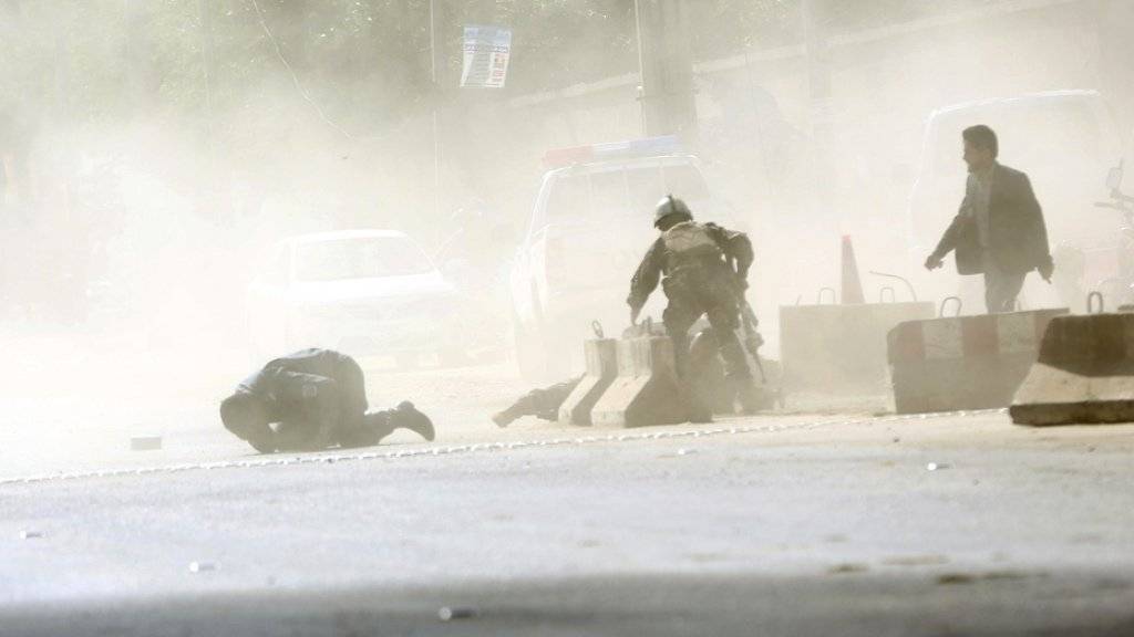 Nach dem ersten Selbstmordanschlag in Kabul strömten Sicherheitskräfte, Journalisten und andere Menschen am Anschlagsort zusammen. Dort zündete schliesslich ein weiterer Selbstmordattentäter seine Sprengstoffweste. Unter den Opfern sind auch mehrere Journalisten.