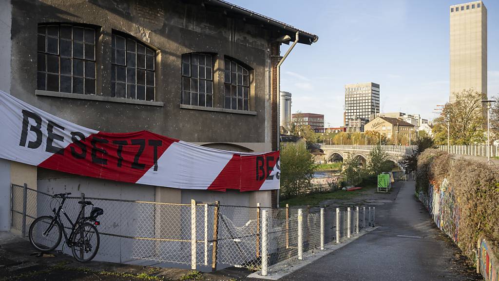 Das Kesselhaus an der Limmat wurde 2022 ein erstes Mal besetzt - nun soll darin eine Schulschwimmanlage eingebaut werden. (Archivbild)