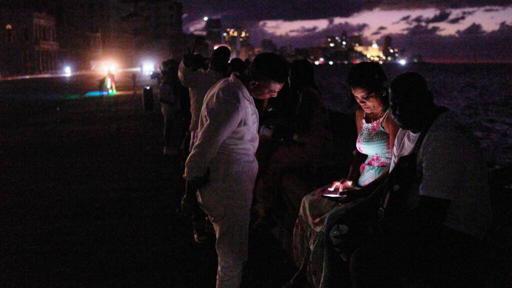 dpatopbilder - Menschen verbringen die Nacht im Dunkeln auf dem Malecon während eines Stromausfalls in Havanna. Foto: Ramon Espinosa/AP/dpa