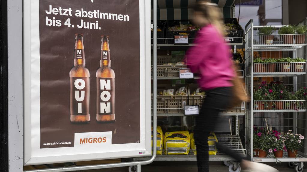 Anfang Juni haben die Genossenschafterinnen und Genossenschafter der Migros darüber abgestimmt, ob der Detailhändler künftig Alkohol verkaufen darf oder nicht.