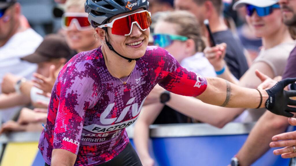 Ronja Blöchlinger klatscht nach Platz 2 beim Publikum ab