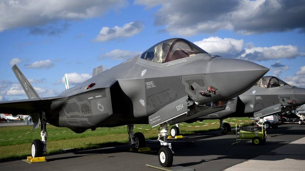 ARCHIV - F-35 Tarnkappenjets der Rüstungsschmiede Lockheed Martin aus den USA mit einem Radargerät des Rüstungsunternehmens Hensoldt sind bei der Raumfahrtausstellung (ILA) ausgestellt. Foto: Britta Pedersen/dpa-Zentralbild/dpa